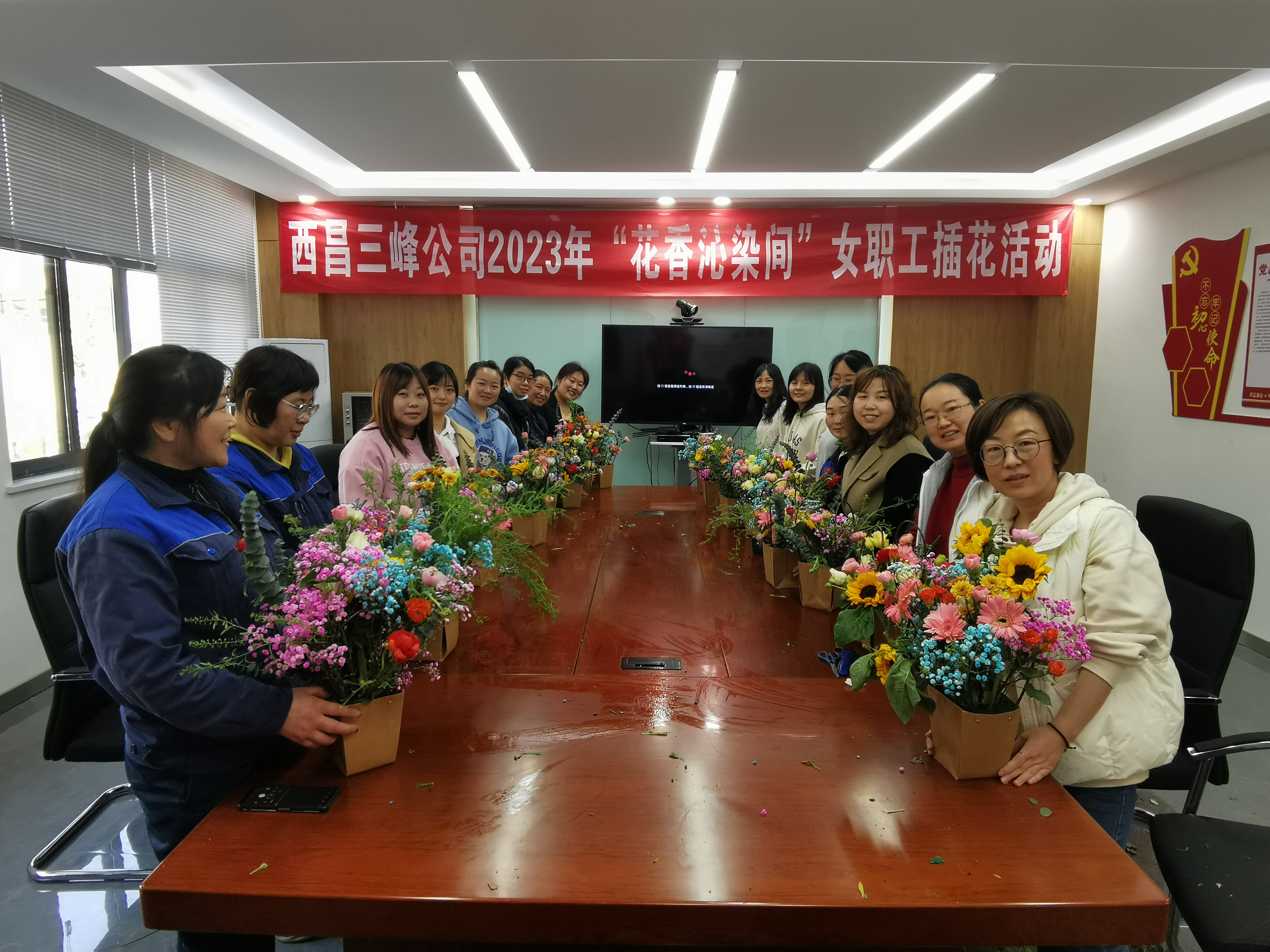 3月7日，四川西昌公司開展“花香沁染間”插花活動。.jpg