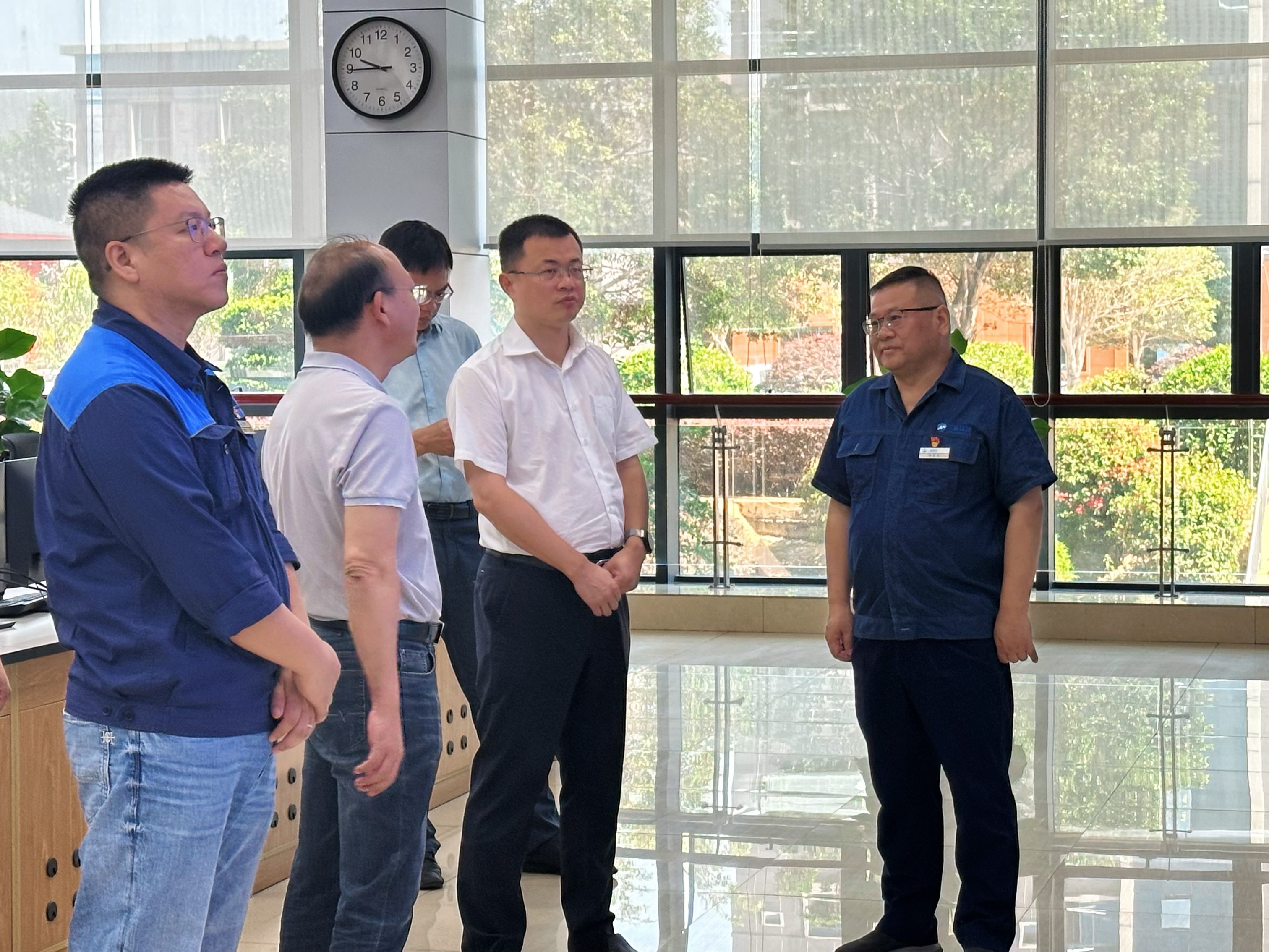 南寧市興寧區(qū)委書記高鑫一行到南寧三峰公司調(diào)研指導工作.jpg 南寧市興寧區(qū)委書記高鑫一行到南寧三峰公司調(diào)研指導工作.jpg