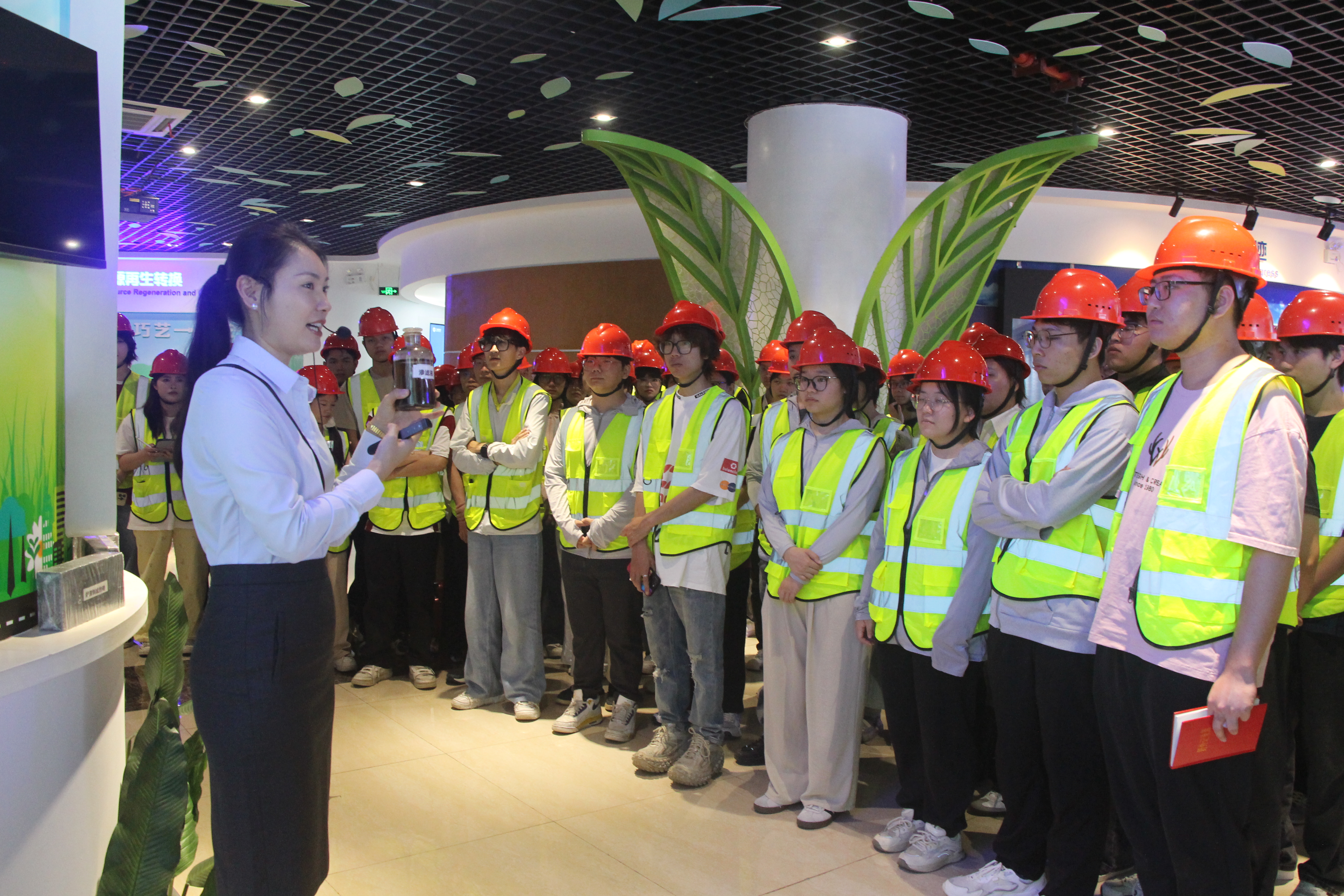 講解員正在為師生們講解垃圾焚燒后爐渣循環(huán)利用.JPG 講解員正在為師生們講解垃圾焚燒后爐渣循環(huán)利用.JPG